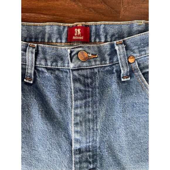 NEW Wrangler Relaxed Jeans - Picture 4 of 9